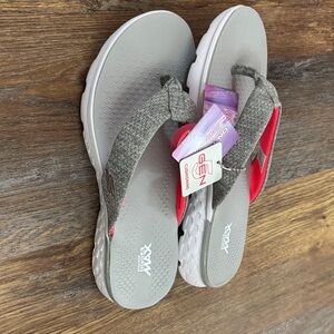 Skechers Women's Gray and Pink Sandals 8